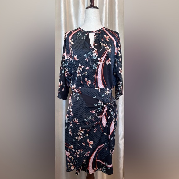 Maggy London Dresses & Skirts - Maggy London Faux Wrap Dress Size 6 - Navy Flame Print Keyhole Detail